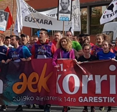 Photos des prisonniers de l'ETA portées sur le parcours de la Korrika