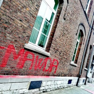 Le commissariat tagué à Namur