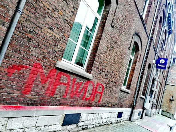 Le commissariat tagué à Namur