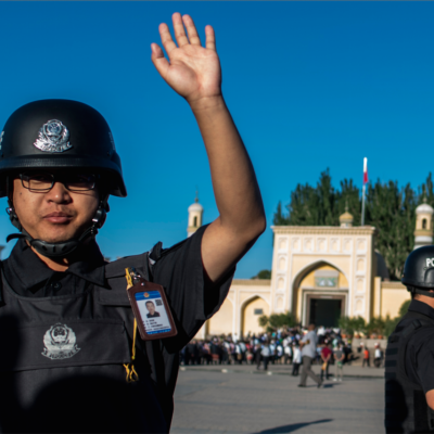 Un policier chinois à Kashgar, dans le Xinjiang.