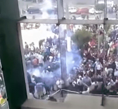 Les incidents devant la mairie (capture d'écran)