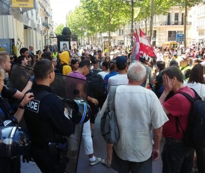 Le rassemblement solidaire devant le commissariat de Noailles