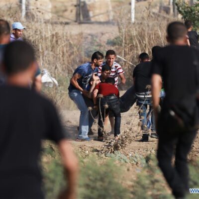 Manifestant blessé et emporté à Gaza