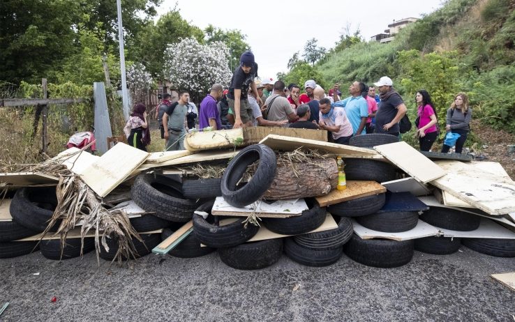 Une barricade aménagée par les habitants et leurs soutiens, prête à être enflammée