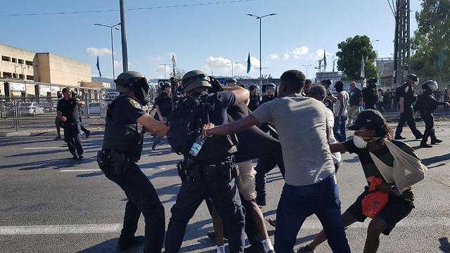 Empoignades entre manifestants et policiers à  Kiryat Ata