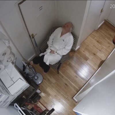 Julian Assange en train d'être espionné