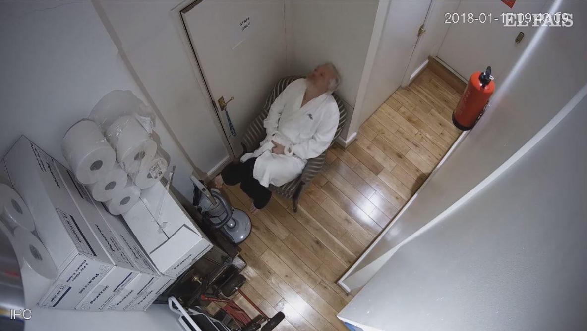 Julian Assange en train d'être espionné