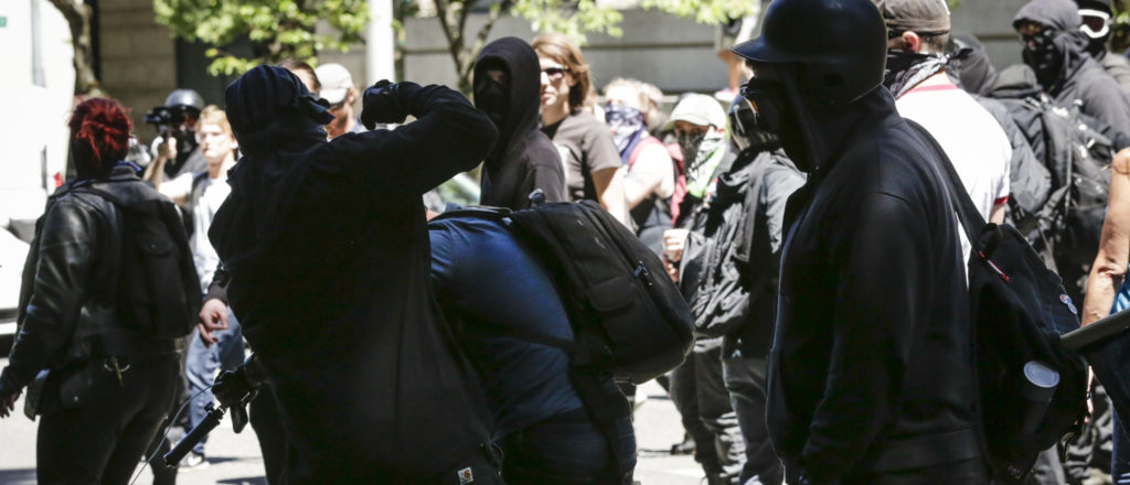 Le publiciste fasciste Andy Ngo en train d'essuyer des coups