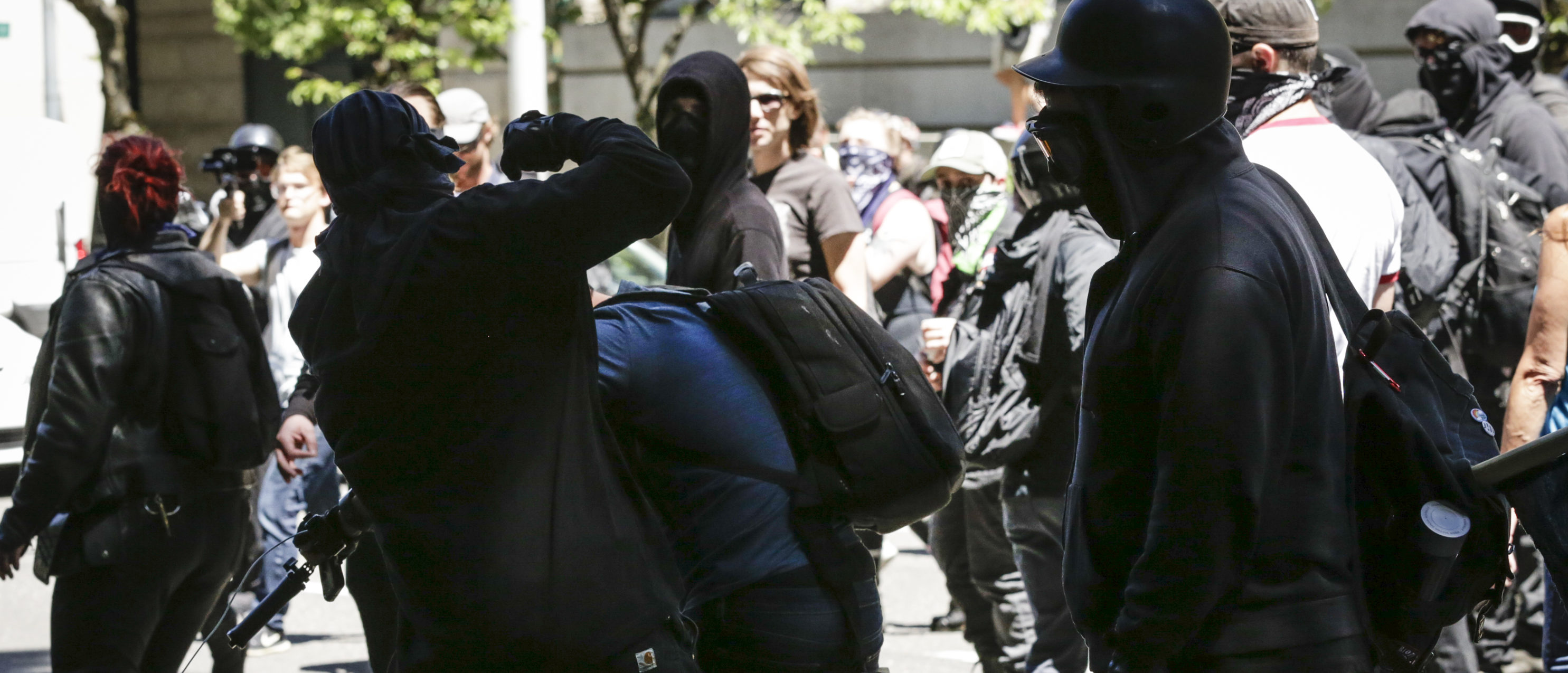 Le publiciste fasciste Andy Ngo en train d'essuyer des coups