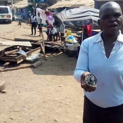 Une habitant présente un projectile de la police