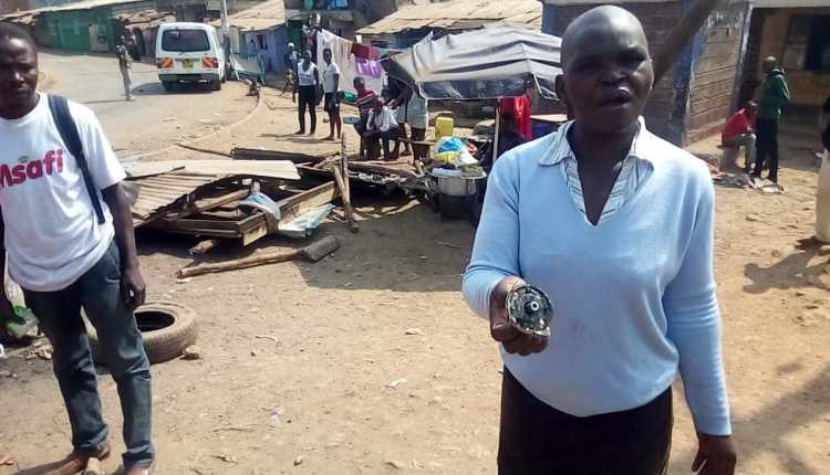 Une habitant présente un projectile de la police