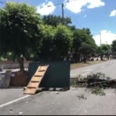 Obstacles posés sur le boulevard des forces armées