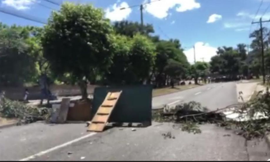Obstacles posés sur le boulevard des forces armées