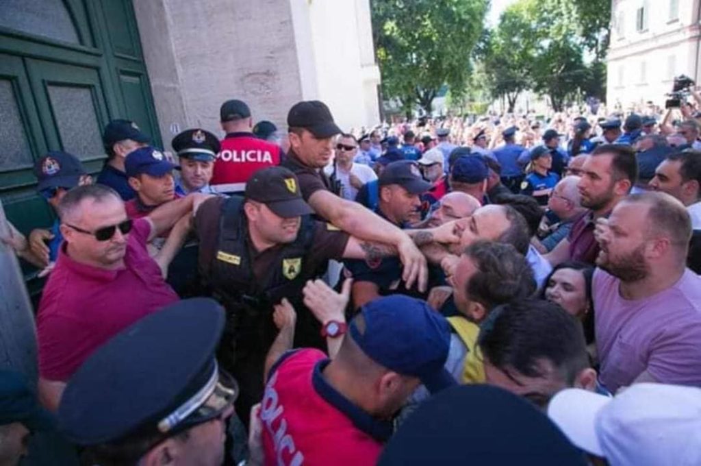 Incidents devant le théâtre national de Tirana
