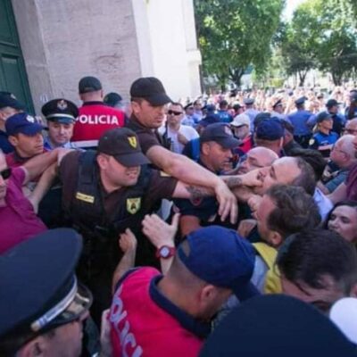 Incidents devant le théâtre national de Tirana