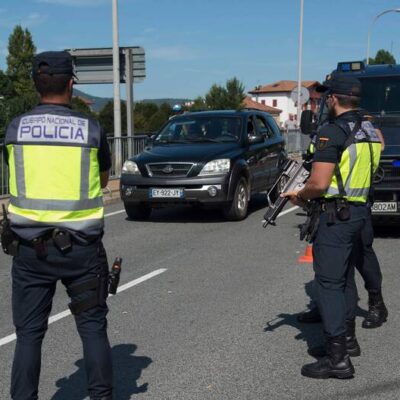 Des policiers français et espagnols contrôlent les abords de Biarritz, à la veille du sommet du G7
