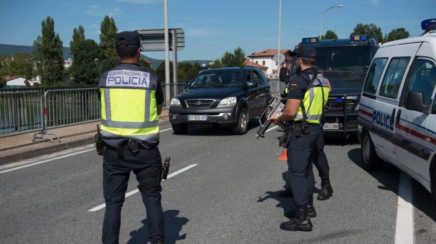 Des policiers français et espagnols contrôlent les abords de Biarritz, à la veille du sommet du G7