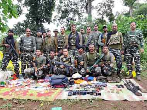 Les paramilitaires du CRPF devant le matériel retrouvé