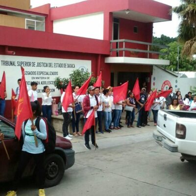 Membres du SINTS en action devant la haute cour de justice de Oaxaca