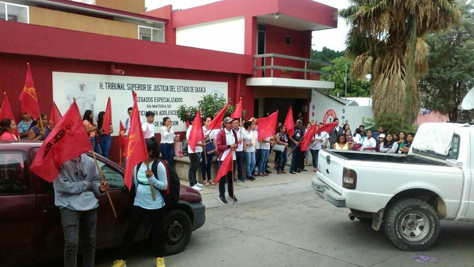 Membres du SINTS en action devant la haute cour de justice de Oaxaca