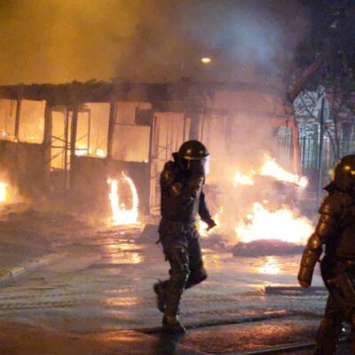 Un des bus incendiés à Barrio Yungay