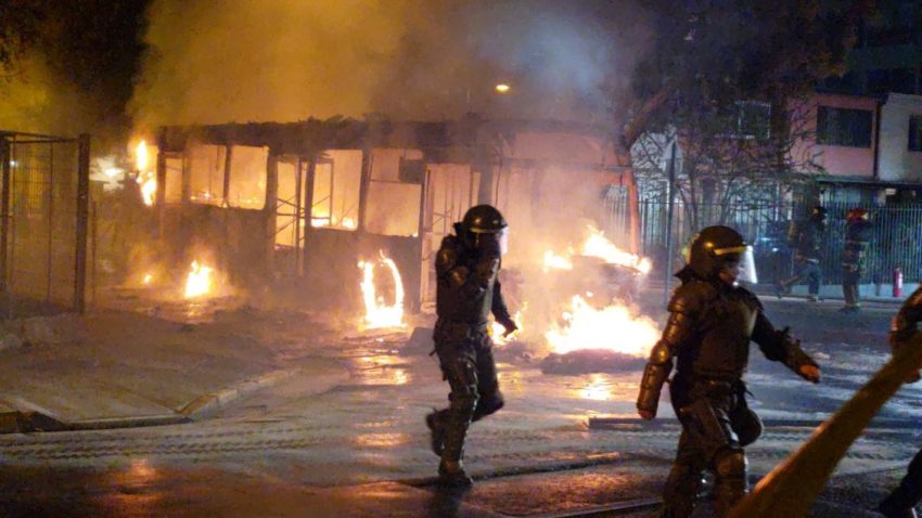 Un des bus incendiés à Barrio Yungay