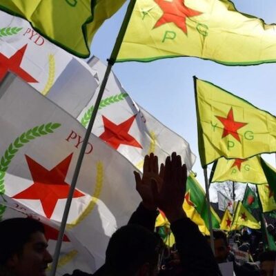 Drapeaux des YPG et du PYD
