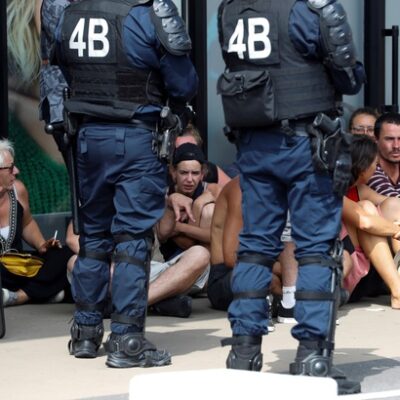 Des policiers retiennent un groupe de manifestants en marge du G7, à Bidart, le 25 août.