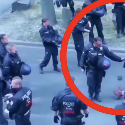 Un policier asperge des manifestant·e·s antifascistes de gaz poivré à Kassel le 20 juillet