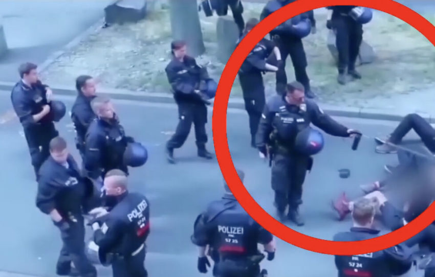 Un policier asperge des manifestant·e·s antifascistes de gaz poivré à Kassel le 20 juillet