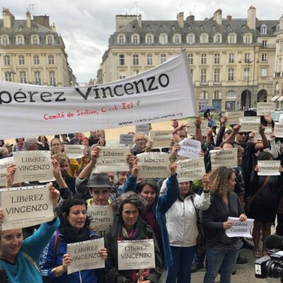 Rassemblement le 1A4 août devant la Cour d'appel de Rennes