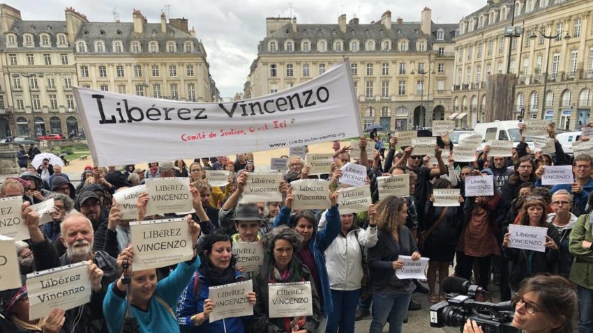 Rassemblement le 1A4 août devant la Cour d'appel de Rennes