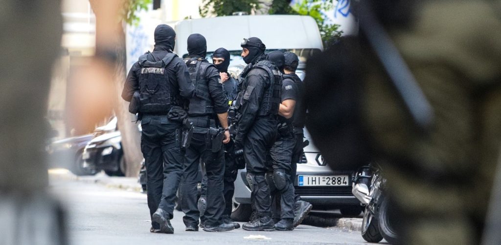 Policiers en opération à Exarcheia