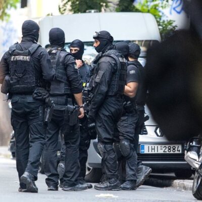 Policiers en opération à Exarcheia