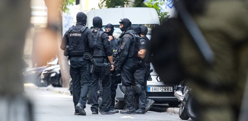 Policiers en opération à Exarcheia