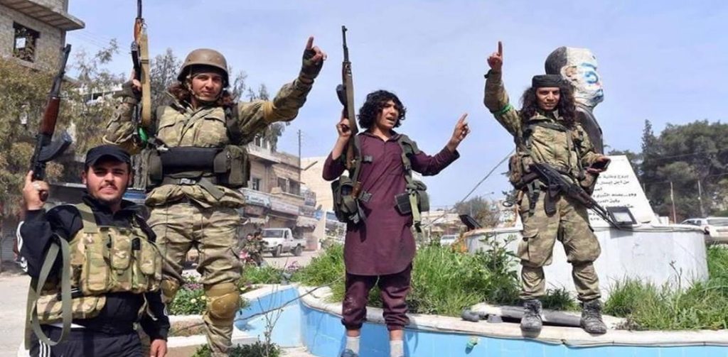 Jihadistes dans le centre de la ville d'Afrin, après la prise de la ville par l'armée turque