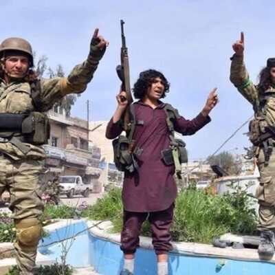 Jihadistes dans le centre de la ville d'Afrin, après la prise de la ville par l'armée turque