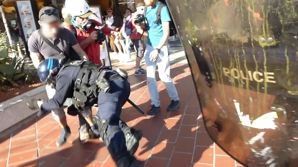 Arrestation d'un militant du collectif "Désarmons les"