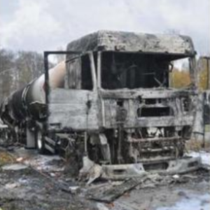 Un camion de Total brûlé suite à l'occupation des Gilets Jaunes à Feluy