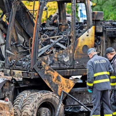 Une des pelleteuses VINCI incendiées