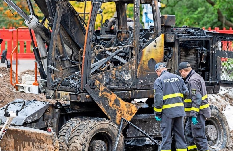Une des pelleteuses VINCI incendiées