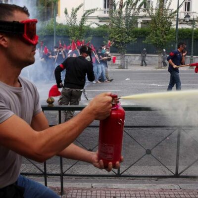 Manifestant vendredi à Athènes