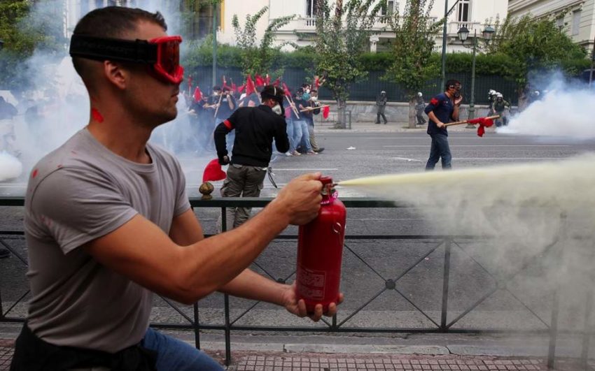 Manifestant vendredi à Athènes