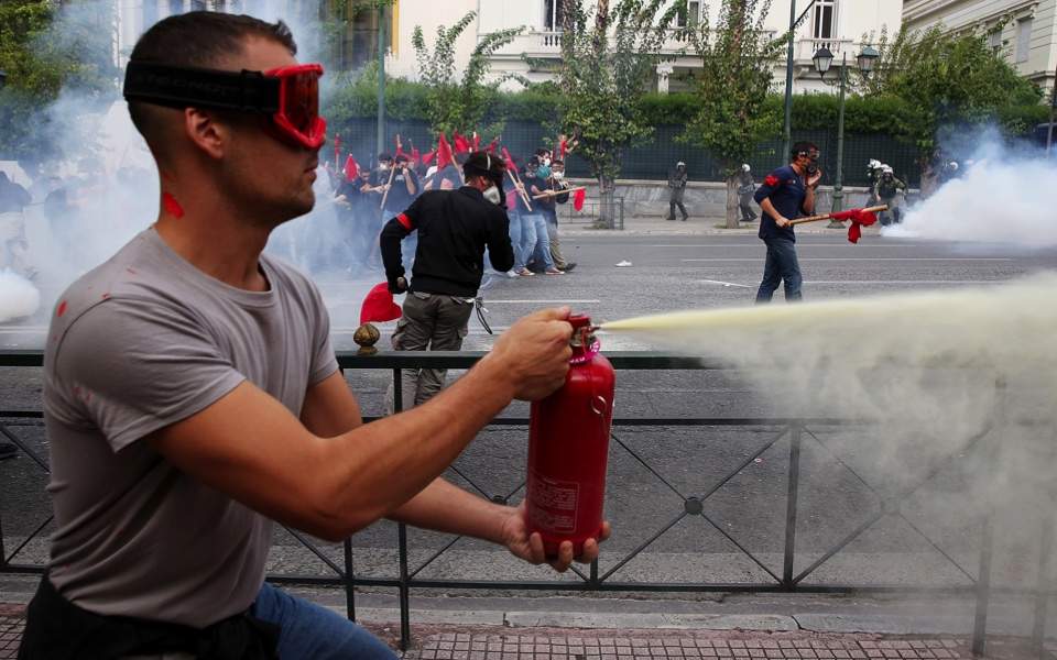 Manifestant vendredi à Athènes