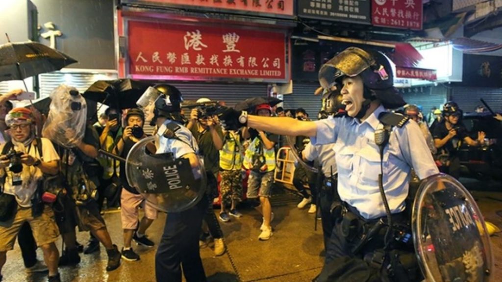 Un policier brandissant son arme à in Tsuen Wan.