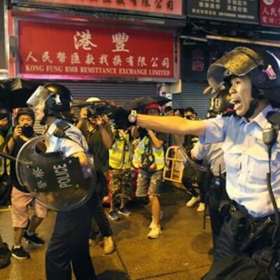 Un policier brandissant son arme à in Tsuen Wan.