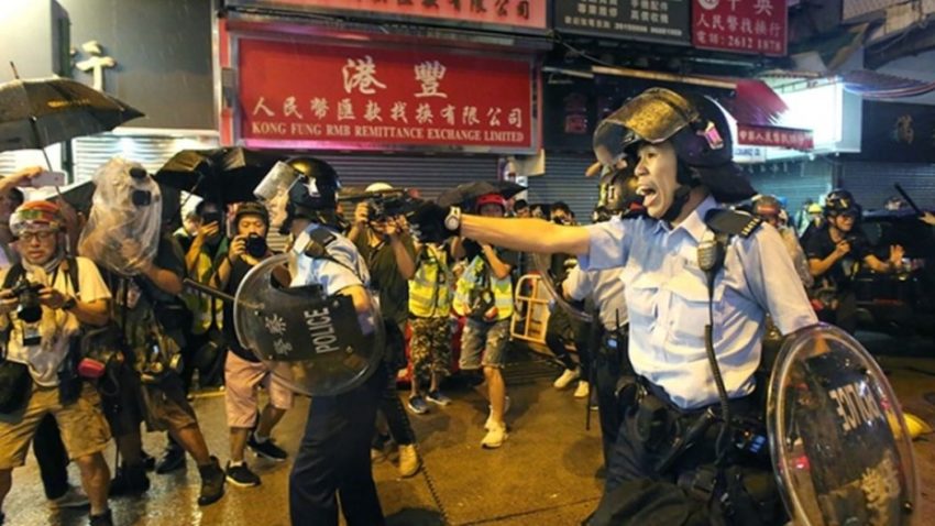 Un policier brandissant son arme à in Tsuen Wan.