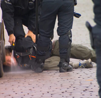 Un manifestant maintenu au sol et gazé en pleine face