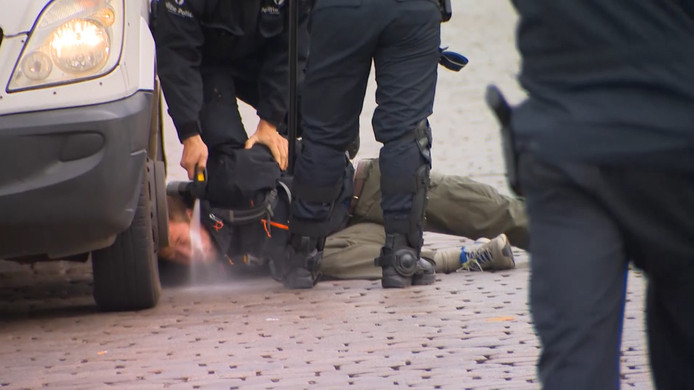 Un manifestant maintenu au sol et gazé en pleine face