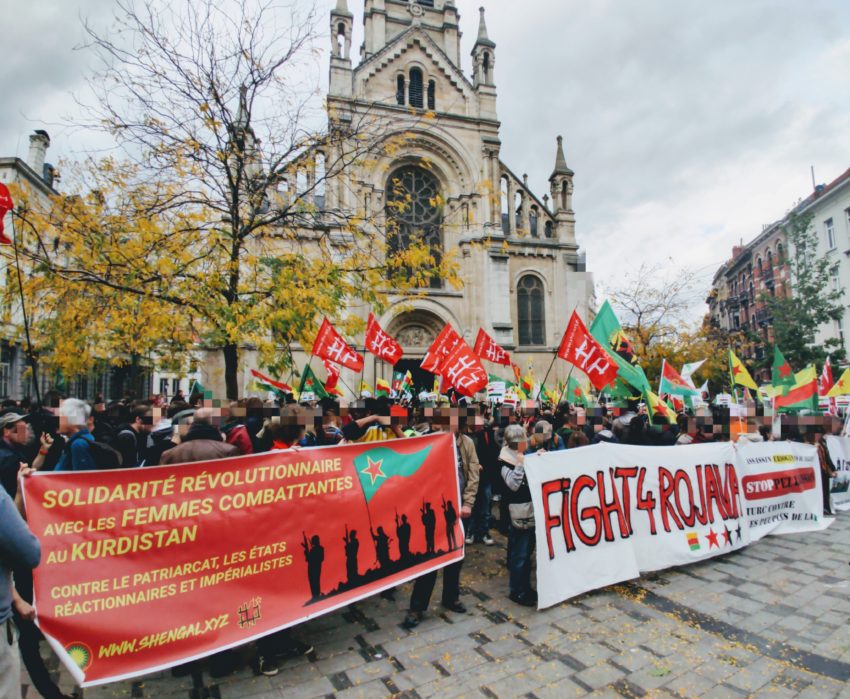 Rassemblement de solidarité sur le Parvis de Saint-Gilles avant la manifestation sauvage